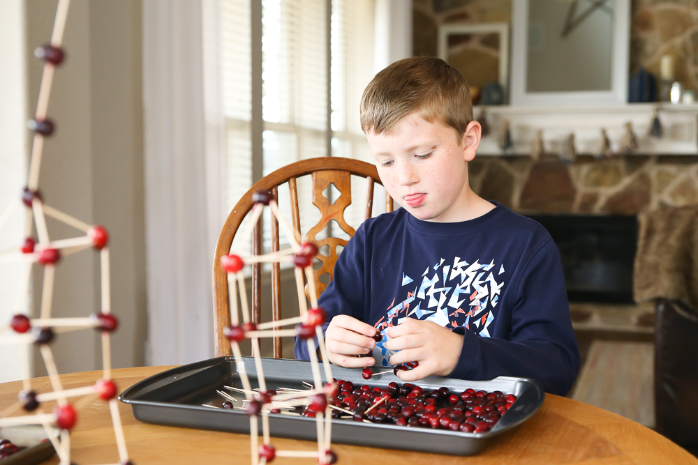 Make STEM a festive part of the holiday break with this SUPER EASY activity | BabyRabies.com