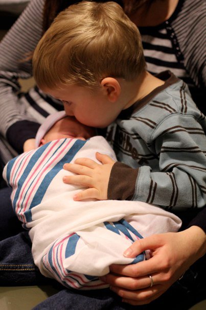 Tips for helping big siblings adjust to a new baby | BabyRabies.com